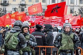 Всероссийская массовая общественно-политическая акция под лозунгом 'Защитим социально-экономические права граждан!' на площади Ленина у Финляндского вокзала