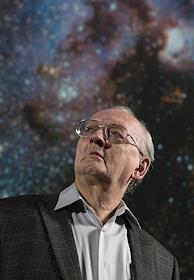 Проект 'Физически это возможно'. Алексей Старобинский в парке 'Музеон' и в своей квартире в Доме на набережной