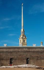 Весна в Санкт-Петербурге. Горожане отдыхают на пляже у Петропавловской крепости
