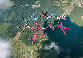 Единственная в мире команда воздушной групповой акробатики, где с парашютом прыгают люди с 'ограниченными возможностями', продолжает ставить новые рекорды