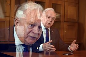 Академик Валерий Черешнев во время интервью