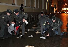 Акция движения 'Антифа' у посольства Дании в Москве. Акция прошла в поддержку молодежи Дании, которая на протяжении нескольких дней протестовала против сноса в Копенгагене социального центра 'Дом молодежи'. 
