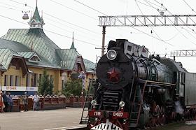 Железнодорожный состав с паровозом в Орске
