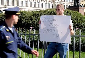 Одиночный пикет в поддержку журналиста Ивана Голунова у Казанского собора в Санкт-Петербурге