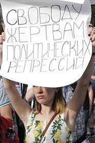 Митинг в поддержку журналистов 'Общество требует справедливости' за свободу слова и гуманизацию правоохранительной системы прошел на проспекте Академика Сахарова. Участники во время митинга