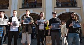 Несогласованная акция в поддержку журналиста портала 'Медуза' Ивана Голунова и, по мнению активистов акции, незаконно преследуемых государством. Акция прошла возле Гостиного двора