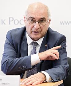 Президент Ассоциации российских банков Гарегин Тосунян и начальник уральского главного управления банка России Рустэм Марданов на пресс-конференции с здании Уральского ГУ банка России