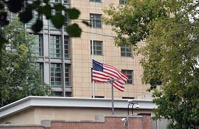 Цветы у здания посольства США в память о погибших в террактах на территории США