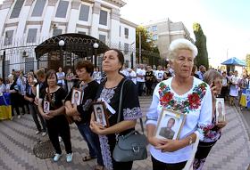 В Киеве возле посольства Российской Федерации прошла акция  'Время не лечит', в которой участвовали родственники погибших под Иловайском украинских военнослужащих