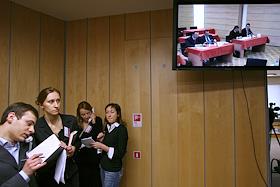 Аукцион по продаже 9,44% акций НК 'Роснефть', принадлежащих находящемуся в состоянии конкурсного производства НК 'ЮКОС', в офисе 'ЮКОС'