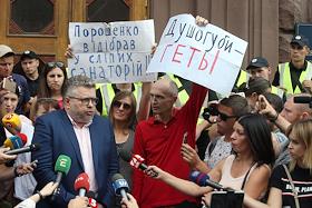 Адвокат Петра Порошенко Игорь Головань у входа в (Государственное бюро расследований) ГБР  общается с журналистами