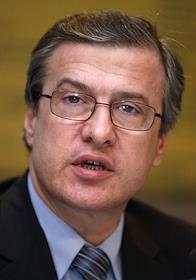 Пресс-конференция председателя Российского независимого профсоюза угольной промышленности Ивана Мохначука на тему 'Положение в угольной промышленности России', посвященная проблемам в угольной сфере страны, а также позиции и роли профсоюза в их решении. в РИА 'Новости' 
