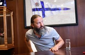 Интервью с командором 'Яхт-клуба Санкт-Петербурга' Владимиром Любомировым в офисе яхт-клуба