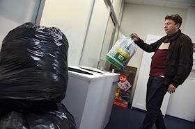 Экологическая акция 'Наш дом'. Волонтеры сдают пластиковые пакеты в офисе Центра Корпоративного Волонтерства DaDobro