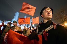 Несогласованная акция сторонников КПРФ возле крейсера 'Аврора' в день 102 годовщины Октябрьской революции