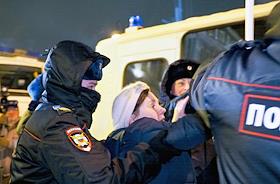 Задержание полицией митингующих. Шествие КПРФ в Петербурге в честь 102-ю годовщины Великой Октябрьской революции закончилось задержаниями