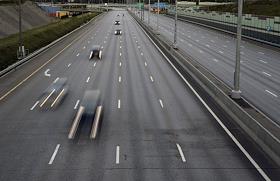 Завершилась семилетка стройки платной скоростной автомагистрали М11, связавшей Северную столицу и Москву. Время трафика по знаковой для России дороге, длинною в 684 км, теперь должно ускориться значительно, стимулируя развитие современной придорожной инфрастуктуры. Фотоочерк-исследование про две параллельные трассы напомнит проезжавшим здесь водителям о колорите старой, легендарно-пробочной 'леннинградки'М10 и подарит светлые надежды всем, кто оценил постройку М11