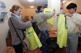 Выдача специальных жилетов с надписью 'Пресса' для работы журналистов в Центре Экстремальной журналистики