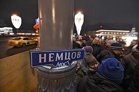 Церемония возложения цветов к месту гибели политика Бориса Немцова на Большом Москворецком мосту