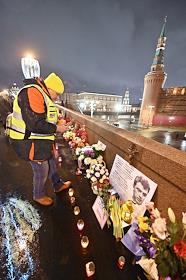 Церемония возложения цветов к месту гибели политика Бориса Немцова на Большом Москворецком мосту