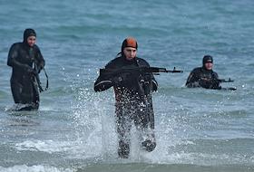 В рамках проведения Всероссийской акции «Есть такая профессия – Родину защищать!» День открытых дверей  на  территории Черноморского высшего военно-морского училища им. П.С.Нахимова. Начальник училища  контр-адмирал Александр Гринкевич. ПЗРК С-400