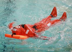 Подготовка первого женского экипажа катера 'Раптор' в Военно-морском институте имени Петра Великого.
Курсанты, старший матрос контрактной службы Анна Брикез и матрос Юлия Курочкина