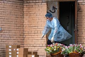 «Петербург своих не бросает!», акция солидарности со студентами соблюдающими режим обсервации, около здания общежития Северо-Западного государственного медицинского университета им. И.И. Мечникова