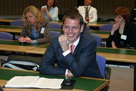 Российский Экономический Форум. Дневное тематические заседания 'Кто профинансирует будущее России: деловые круги или государство, национальные или зарубежные инвесторы?', 'Глобальные амбиции российских энергетических компаний: Возможность или испытание для Запада?', 'Соверменный менеджер России - начало нового этапа?', 'Способна ли Россия создать устойчивый фондовый рынок?', 'Россия и Казахстан: естественные партнеры, объединенные 'новой экономикой'?', 'Мобилизация капитала: как, где, когда?', 'Российские корпорации в финансово-экономических обзорах - насколько образ соответсвует реальности?', 'Ипотека - самый 'горячий' рынок для банков?' в Конференц-центре имени Королевы Елизаветы II (The Quenn Elizabeth II Conference Centre). 
