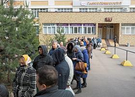 Бесплатная раздача жидкости для дезинфекции против коронавируса на территории химико-аналитического института 'ГосНИИхиманалит'