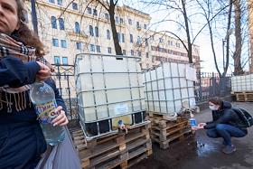 Бесплатная раздача дезинфицирующего раствора гипохлорита кальция на территории химико-аналитического института 'ГосНИИхиманалит'