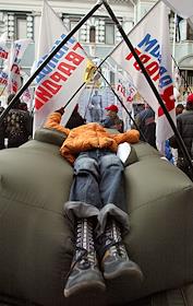 Митинг против сноса памятника Воинам Освободителям в Таллине возле посольства Эстонии в Москве