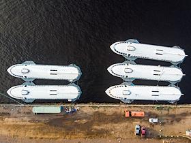 Санкт-Петербург во время режима самоизоляции из-за опасности распространения коронавирусной инфекции COVID-19. Жанровая фотография. Виды города с дрона