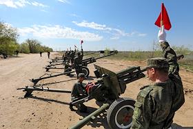 Отработка артиллерийскими расчетами  порядка действий при выполнении выстрелов из орудий времен Великой Отечественной войны 12-ти 76-мм легендарных дивизионных пушек ЗИС-3 холостыми боеприпасами для звукового сопровождения салютных установках 2А85