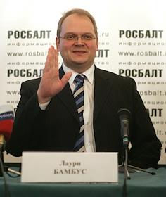 Молодежное движение «Наши» сорвало пресс-конференцию на тему «Проблемы сохранения исторической памяти среди россиян. Кто и почему сносит памятники советским солдатам?», которая должна была пройти в ИА «Росбалт», и среди участников которой находился консул эстонской республики в Санкт-Петербурге Лаури Бамбус. 
