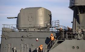 Учебный корабль 'Перекоп' и базовый тральщик 'Павел Хенов' Ленинградской военно-морской базы совершили переход в Санкт-Петербург из пункта базирования в Кронштадте и пришвартовались у набережной Лейтенанта Шмидта