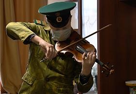 Москва во время режима самоизоляции из-за опасности распространения коронавирусной инфекции COVID-19. Празднование Дня пограничника в самоизоляции. Бывший пограничник отмечает день пограничника