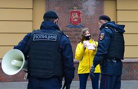 Одиночные пикеты с требованием освободить журналиста Илью Азара на Петровке, 38