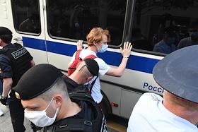 Одиночные пикеты в защиту студента МГУ Дмитрия Иванова, которого задержали и судят по арестной статье во время сессии, организованные молодежным профсоюзом 'МЫ молодежь Москвы', у приемной Администрации президента России