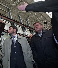 Подписание контракта на комплексную реконструкцию каскада Вуоксинских ГЭС между генеральным директором ОАО 'ТГК-1' Валерием Родиным и генеральным директором ОАО 'Силовые машины' Борисом Вайнзихером. Экскурсия по цехам предприятия