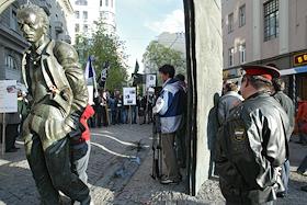 Акция против милицейского произвола - неоправданного насилия и лжесвидетельствования у памятника Окуджаве на Арбате.
