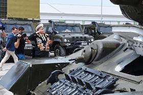 Девяностотрехлетний ветеран Великой Отечественной войны, участник штурма Берлина Виктор Иванович Исаев прибыл в воинскую часть, чтобы воочию увидеть восстановленную технику. Несмотря на почтенный возраст, Виктор Иванович бодро поднялся на легендарный танк Т-34. О нем и самоходной артиллерийской установке  СУ-76 ветеран знает не понаслышке. На них он прошел славный боевой путь во время войны: от Бобруйска до Берлина.  В составе 1-го Белорусского фронта участвовал в освобождении Польши и Германии. Победу встретил в Берлине в составе 266-ой стрелковой Артемовско-Берлинской Краснознаменной ордена Суворова дивизии. Виктор Иванович награжден двумя орденами Великой Отечественной войны II степени, медалями «За боевые заслуги», «За мужество», «За взятие Берлина», «За освобождение Варшавы»