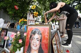 Временный мемориал на Новинском бульваре, в память о американском певце Майкла Джексона в годовщину его смерти