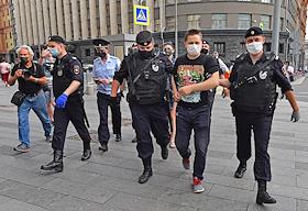 Пикеты у здания ФСБ России в поддержку советника гендиректора 'Роскосмоса', бывшего журналиста Издательского дома 'Коммерсантъ' Ивана Сафронова, задержанного по подозрению в госизмене