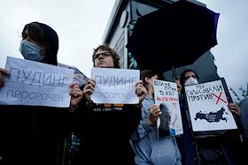 Сбор подписей под коллективным иском в суд с требованием отменить результаты общероссийского голосования по поправкам в Конституцию России прошел на Пушкинской площади