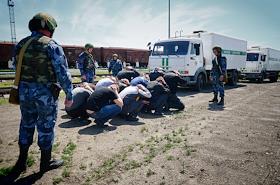 Бойцы ФСИН проводят учения по конвоированию осужденных