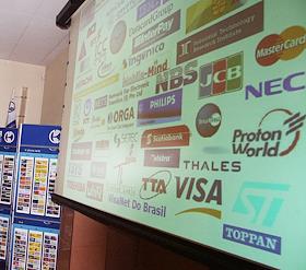 Стенд, посвященный многообразию платежных систем использующих пластиковые карты