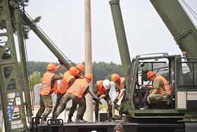 Демонстрация технических характеристик уникального образца техники Железнодорожных войск Универсального сваебойного агрегата УСА-2М в работе