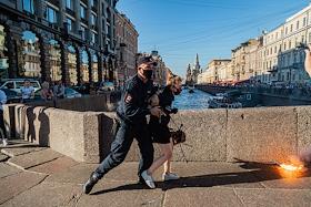 Акция в поддержку сестёр Хачатурян прошла на Казанском мосту в Петербурге