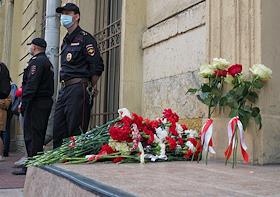 Акция в поддержку жителей Белоруссии, протестующих против результатов голосования на выборах президента Белоруссии, у отделение посольства Белоруссии в Санкт-Петербурге