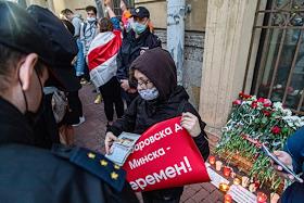 Акция в поддержку жителей Белоруссии, которые протестуют против официальных результатов президентских выборов, у здания отделения посольства Белоруссии в Санкт-Петербурге